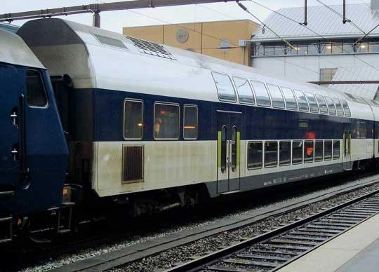 Double decker Passenger car 2nd class<br /><a href='images/pictures/Roco/64225.jpg' target='_blank'>Full size image</a>